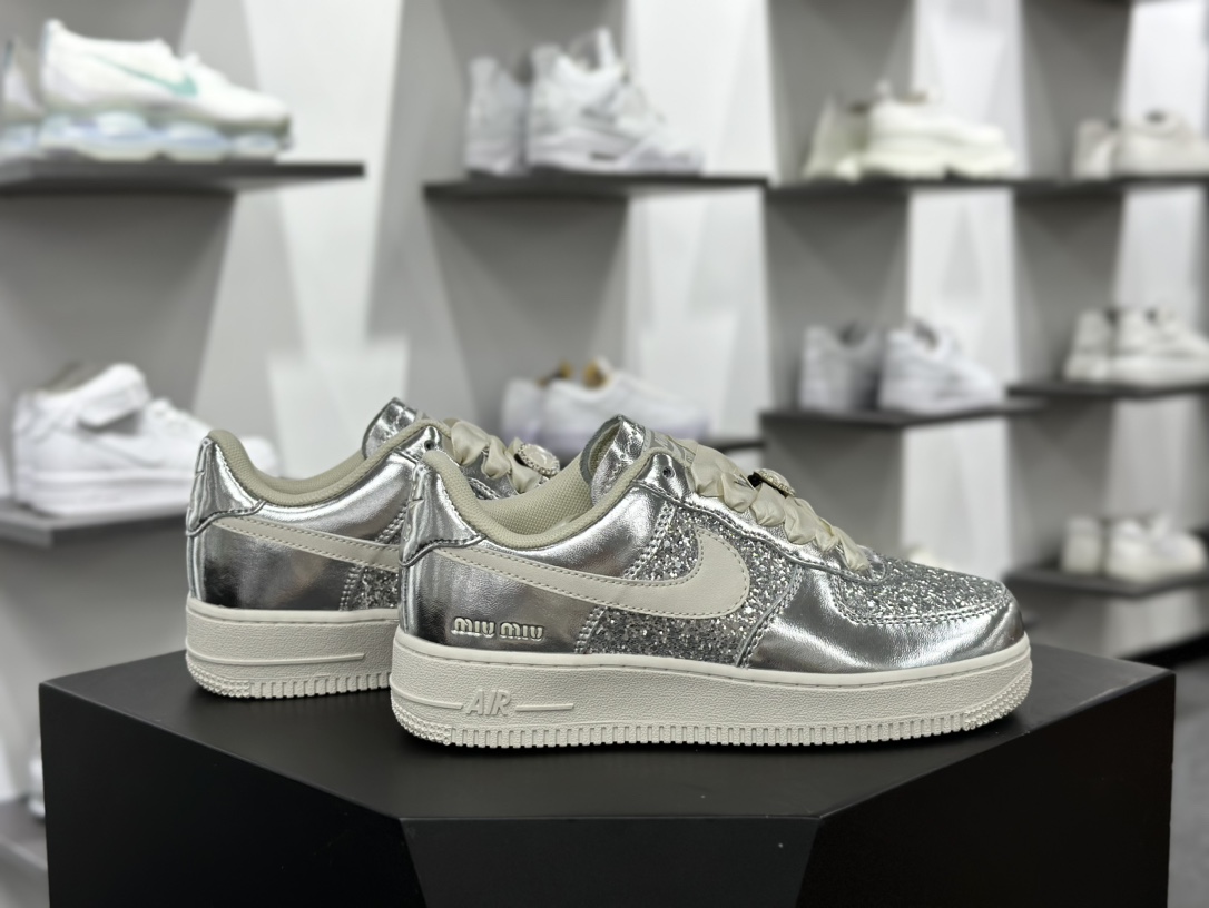 缪缪Miu Miu x Nike Air Force 1’07 LV8 Low”Miu Miu”空军一号板鞋“联名镜面闪粉”AF2406-010