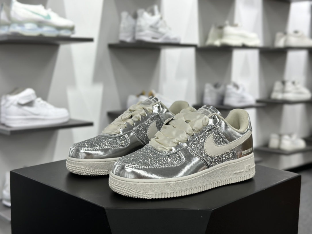 缪缪Miu Miu x Nike Air Force 1’07 LV8 Low”Miu Miu”空军一号板鞋“联名镜面闪粉”AF2406-010