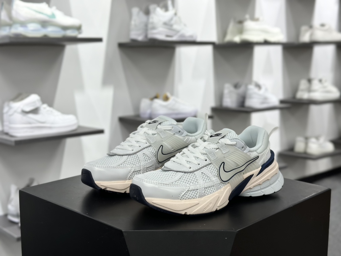 Nike Wmns V2K Runtekk Low”White Grey Navy”复古潮慢跑鞋“白灰脏蓝”FD0736-102