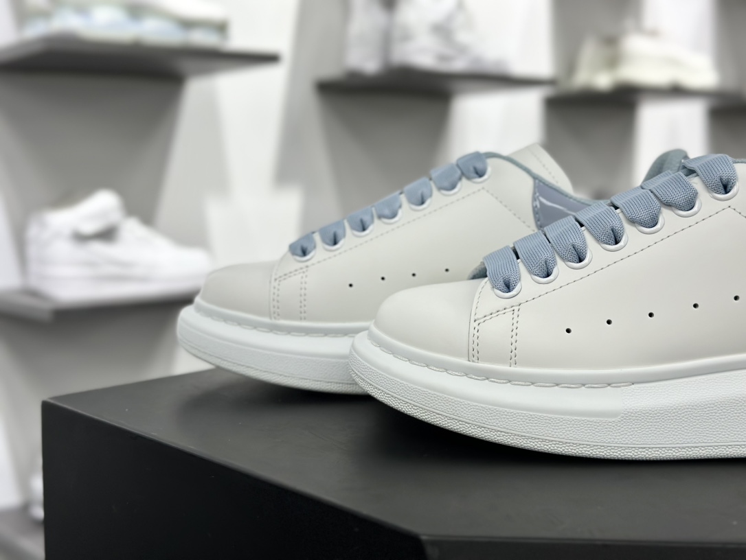 麦昆Alexander McQueen Oversized Sneakers 低帮时装板鞋“皮革白灰蓝漆皮尾”553770 WHGP7 9413