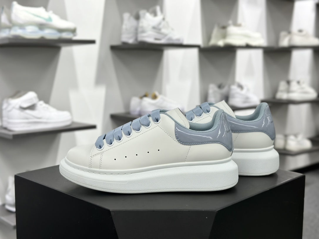 麦昆Alexander McQueen Oversized Sneakers 低帮时装板鞋“皮革白灰蓝漆皮尾”553770 WHGP7 9413