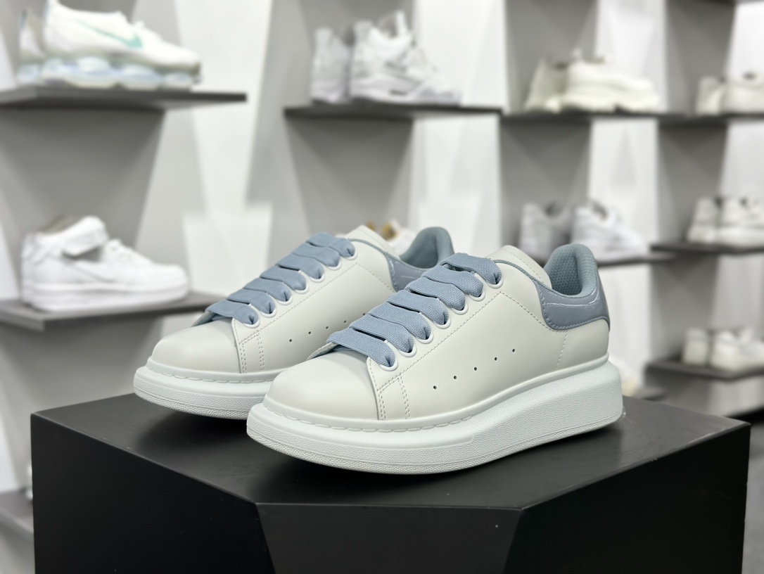 麦昆Alexander McQueen Oversized Sneakers 低帮时装板鞋“皮革白灰蓝漆皮尾”553770 WHGP7 9413