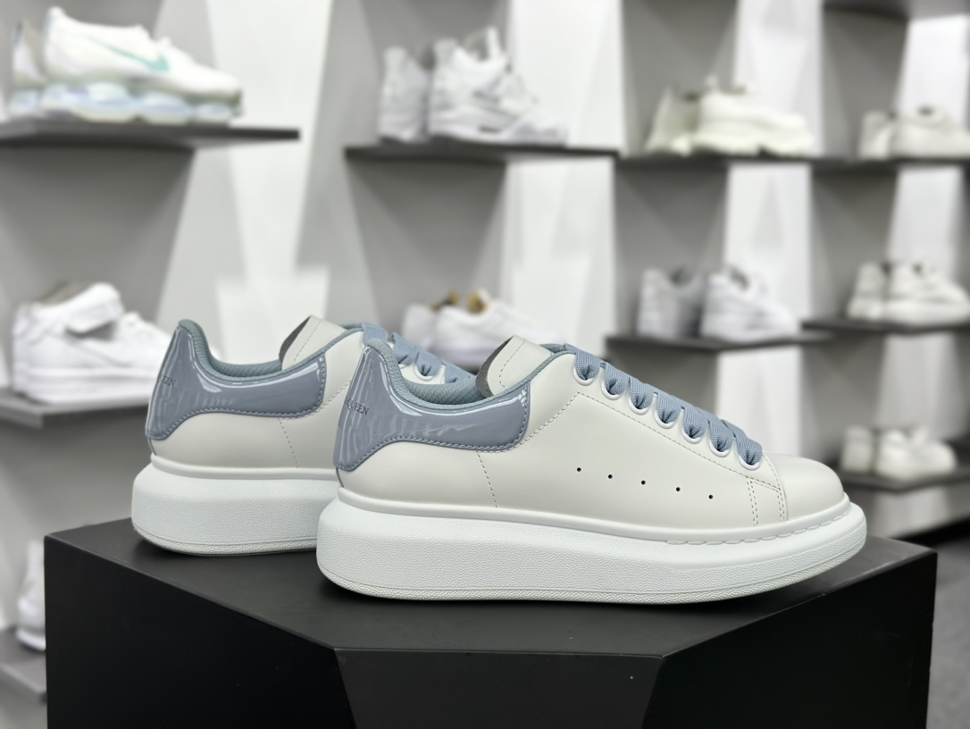 麦昆Alexander McQueen Oversized Sneakers 低帮时装板鞋“皮革白灰蓝漆皮尾”553770 WHGP7 9413