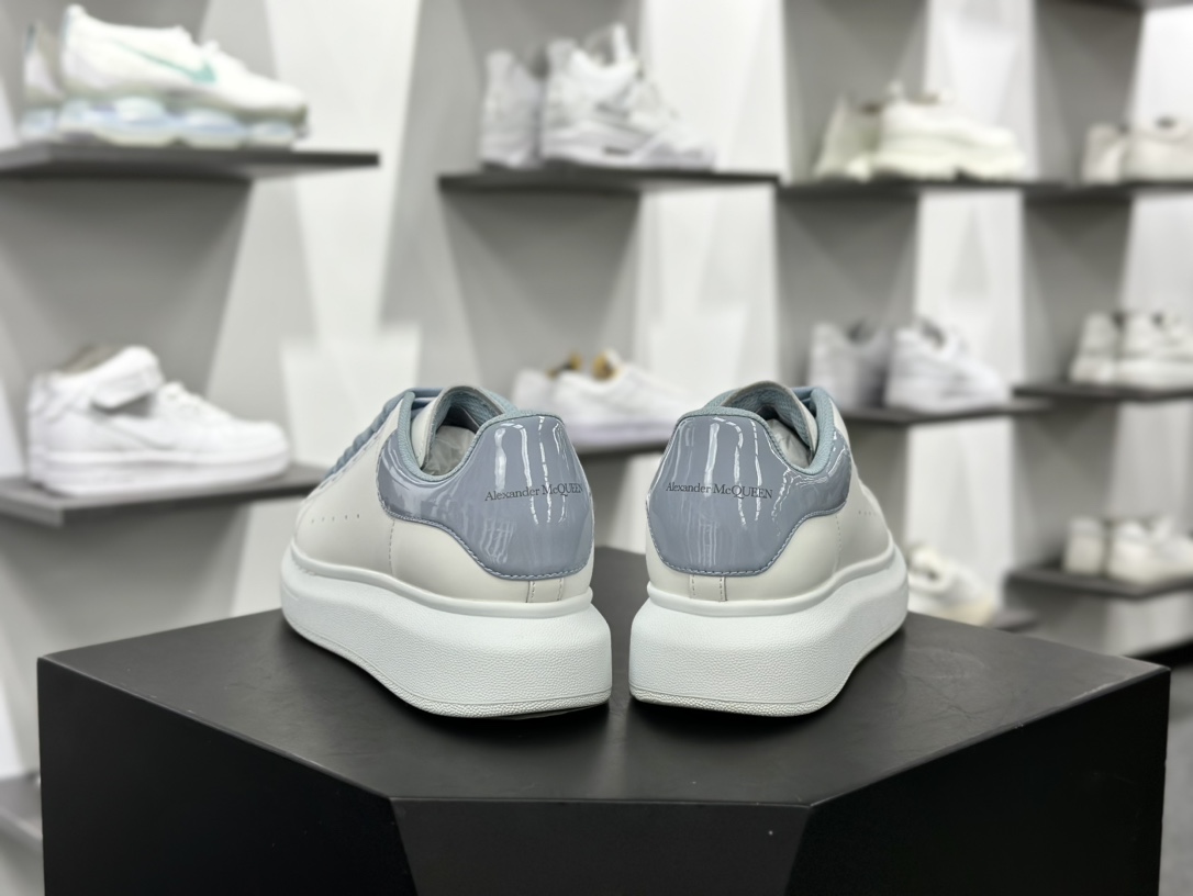 麦昆Alexander McQueen Oversized Sneakers 低帮时装板鞋“皮革白灰蓝漆皮尾”553770 WHGP7 9413