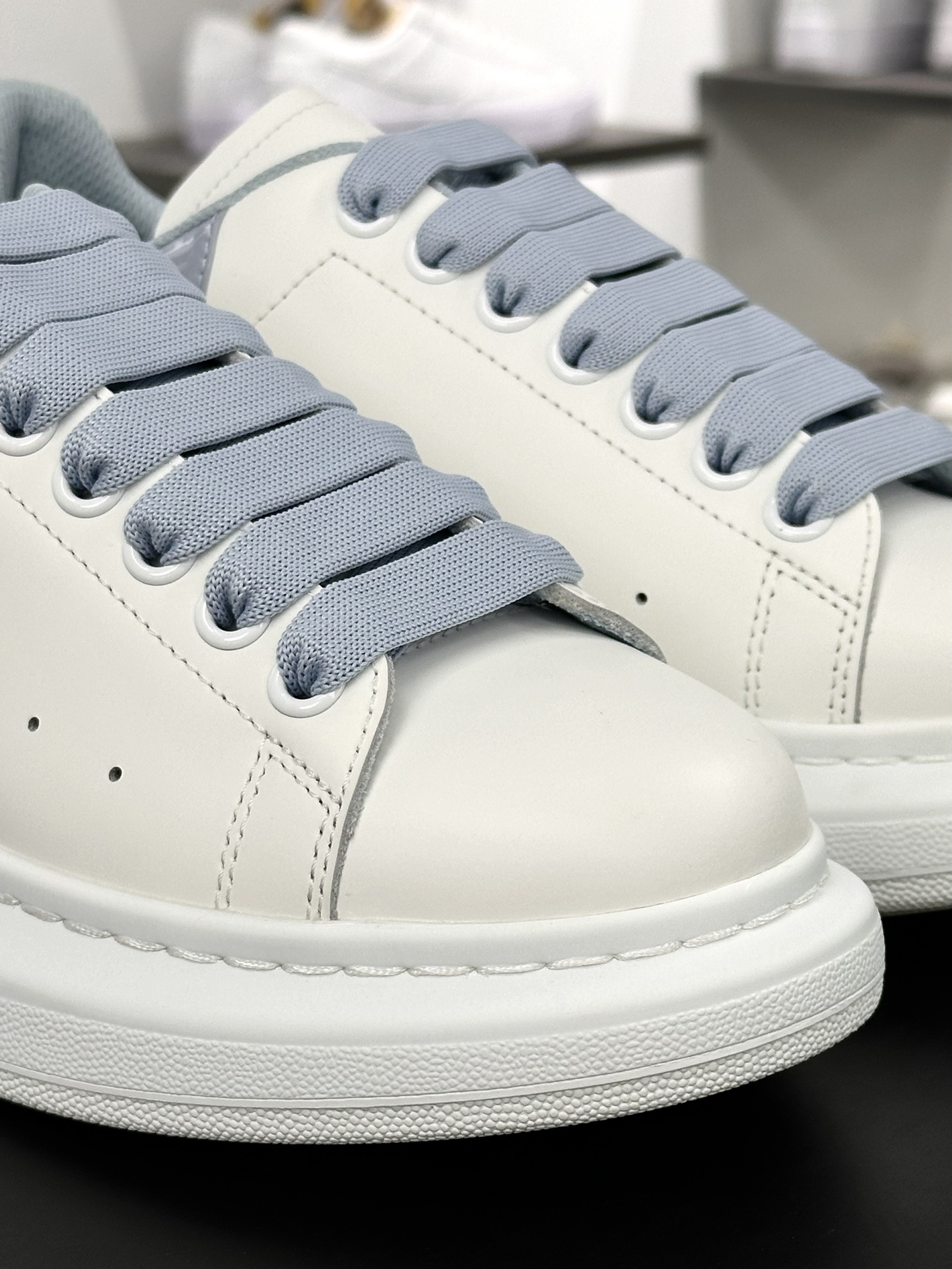 麦昆Alexander McQueen Oversized Sneakers 低帮时装板鞋“皮革白灰蓝漆皮尾”553770 WHGP7 9413