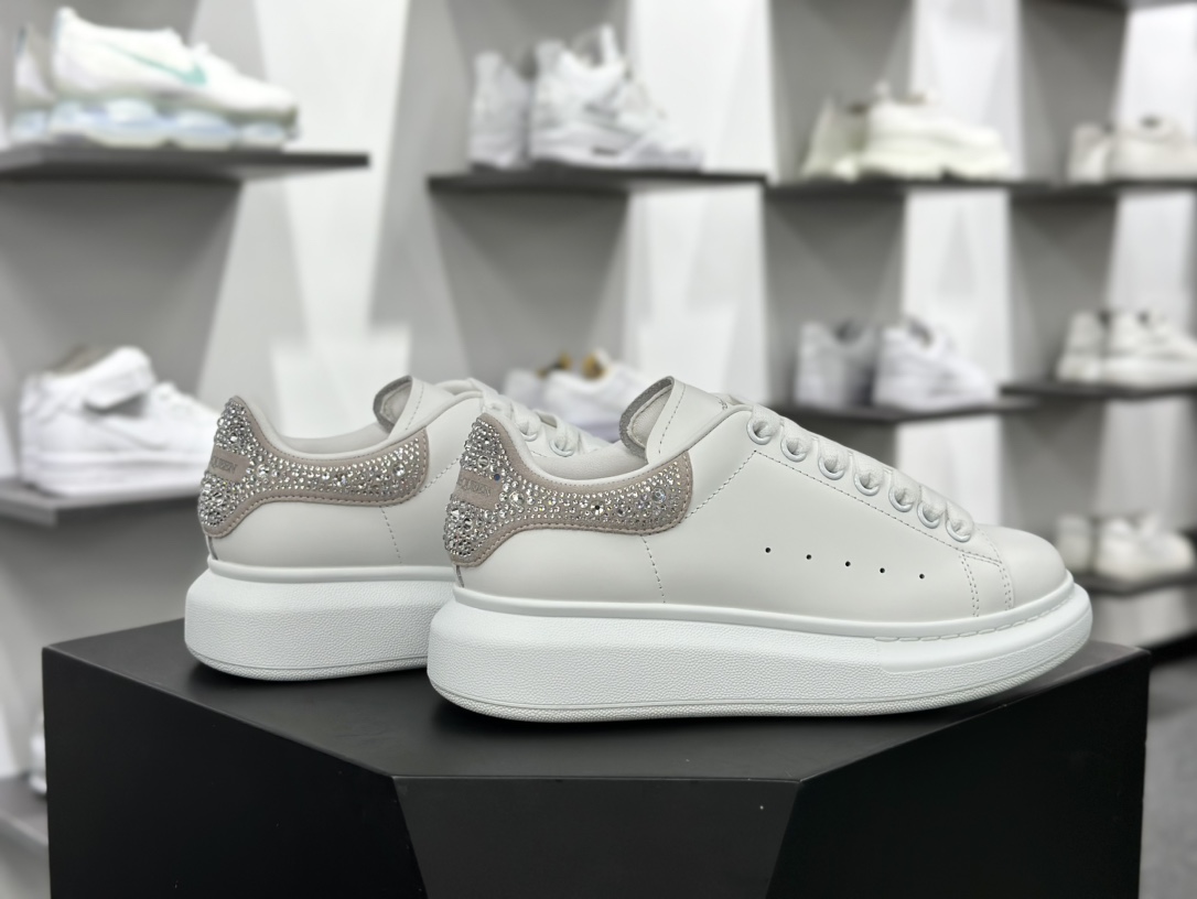 麦昆Alexander McQueen Oversized Sneakers 低帮时装板鞋“皮革白银彩闪粉尾”718239 WIDJ 48813