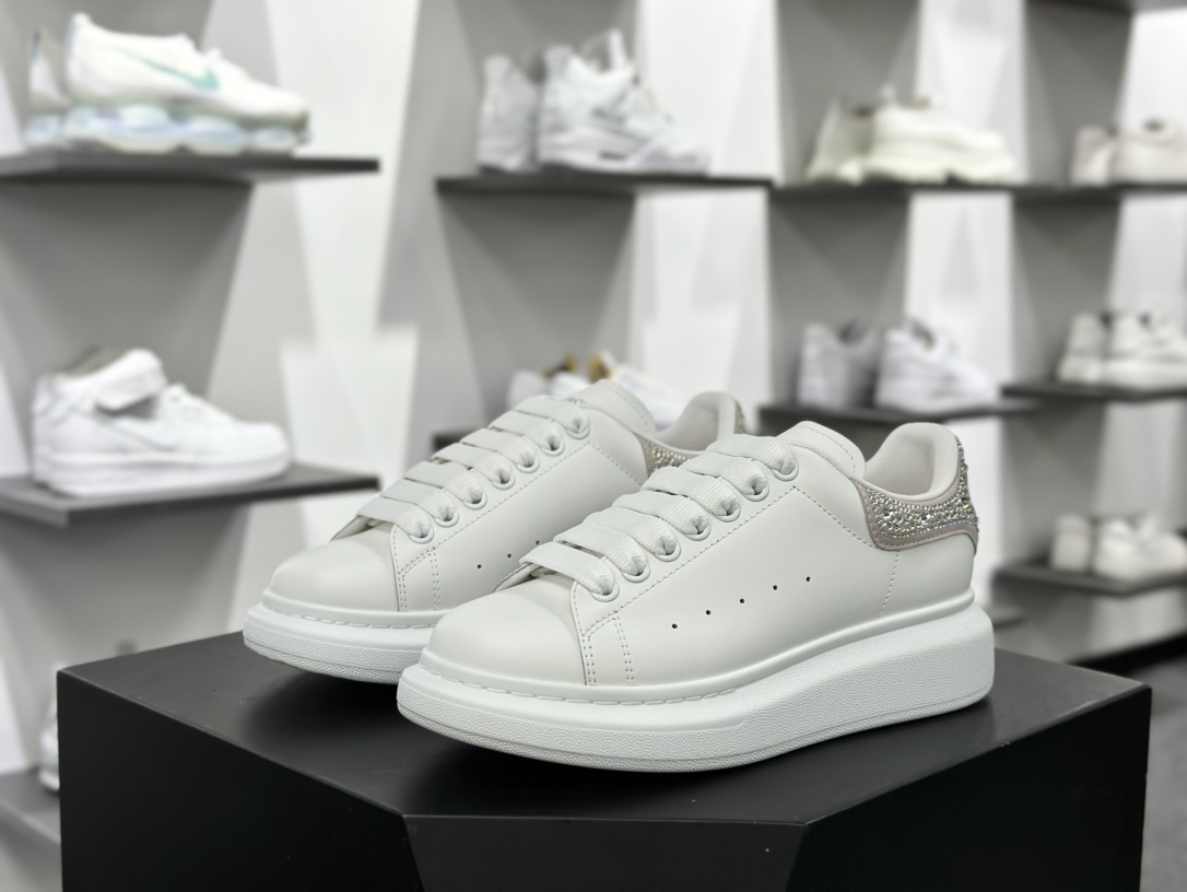 麦昆Alexander McQueen Oversized Sneakers 低帮时装板鞋“皮革白银彩闪粉尾”718239 WIDJ 48813