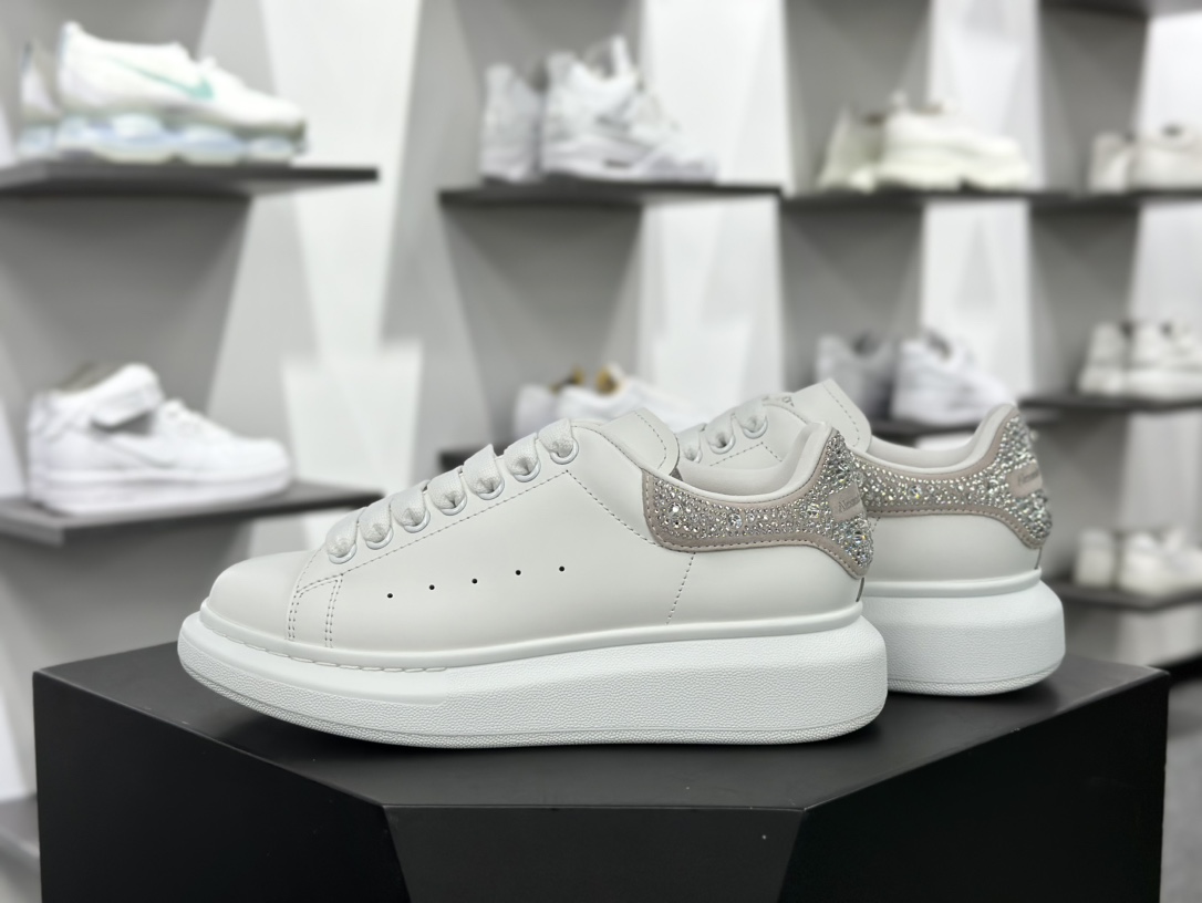 麦昆Alexander McQueen Oversized Sneakers 低帮时装板鞋“皮革白银彩闪粉尾”718239 WIDJ 48813