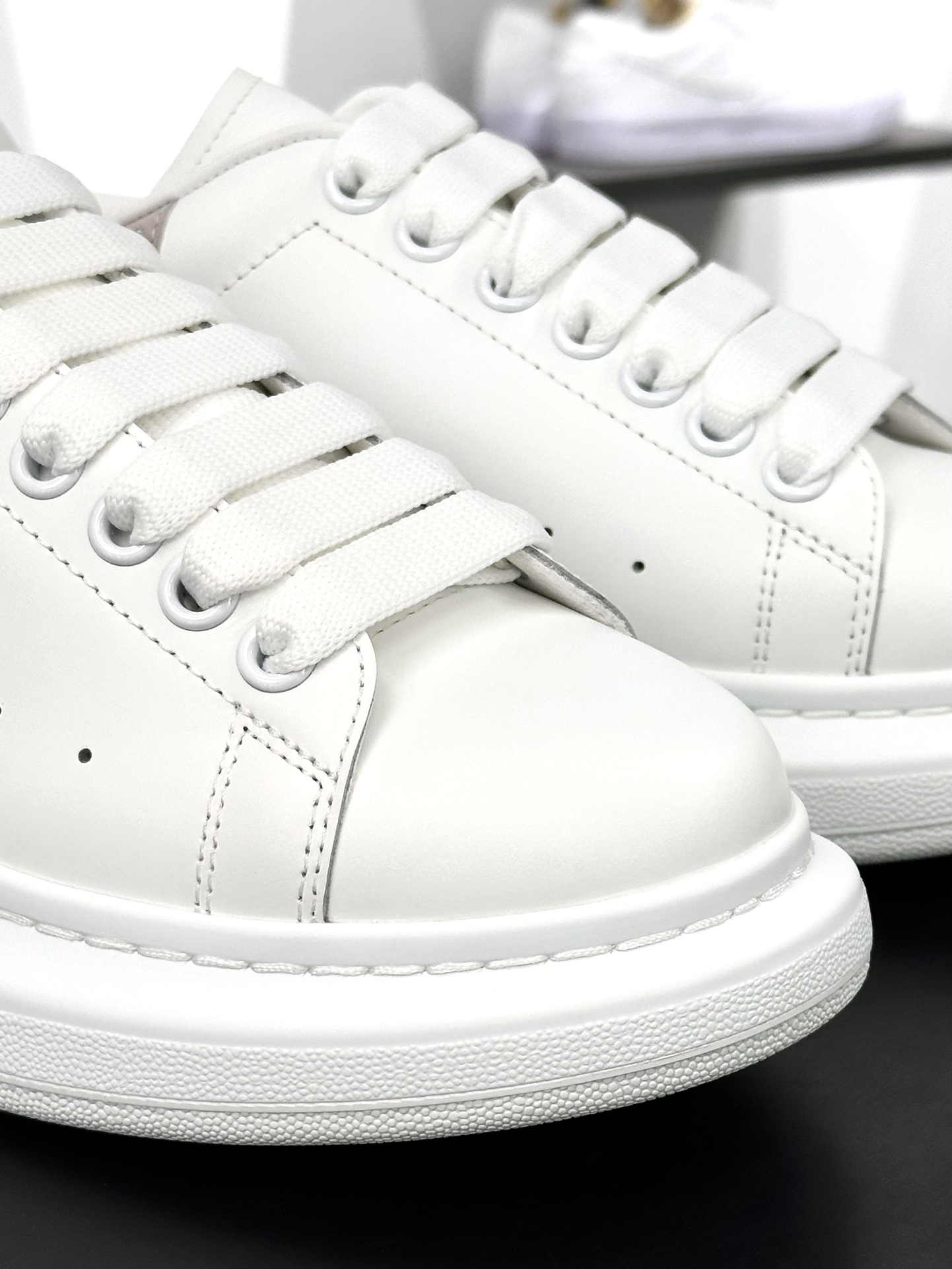 麦昆Alexander McQueen Oversized Sneakers 低帮时装板鞋“皮革白银彩闪粉尾”718239 WIDJ 48813