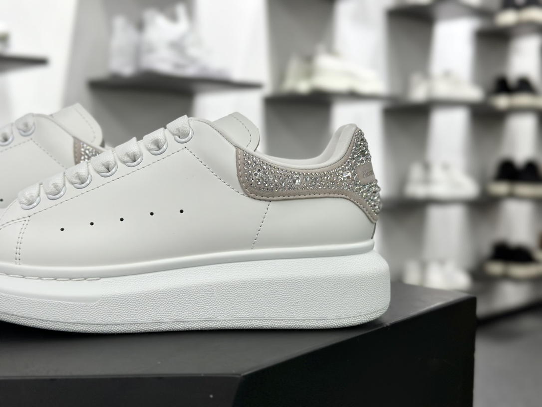 麦昆Alexander McQueen Oversized Sneakers 低帮时装板鞋“皮革白银彩闪粉尾”718239 WIDJ 48813