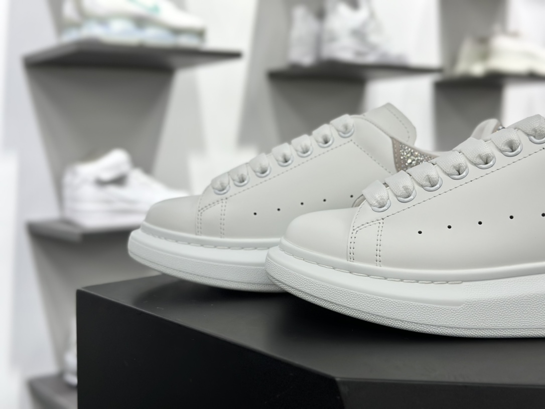 麦昆Alexander McQueen Oversized Sneakers 低帮时装板鞋“皮革白银彩闪粉尾”718239 WIDJ 48813