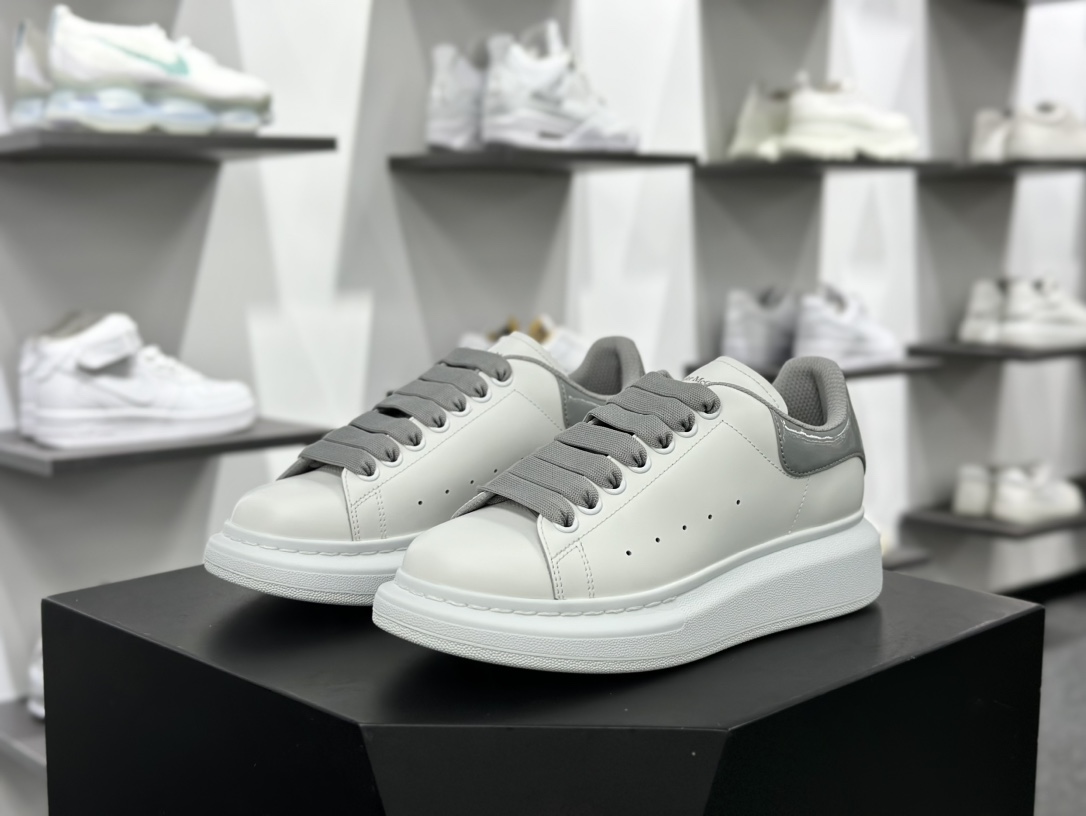 麦昆Alexander McQueen Oversized Sneakers 低帮时装厚底板鞋“皮革白灰漆皮尾”553770 WHGP7 9414