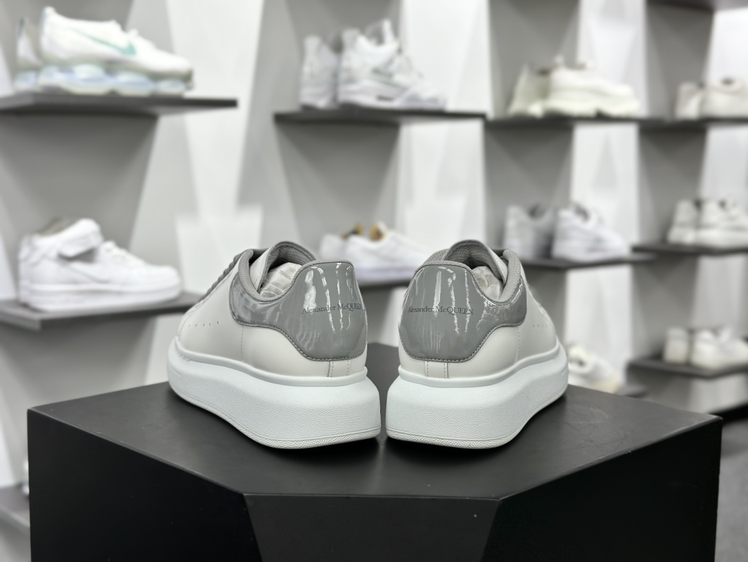 麦昆Alexander McQueen Oversized Sneakers 低帮时装厚底板鞋“皮革白灰漆皮尾”553770 WHGP7 9414