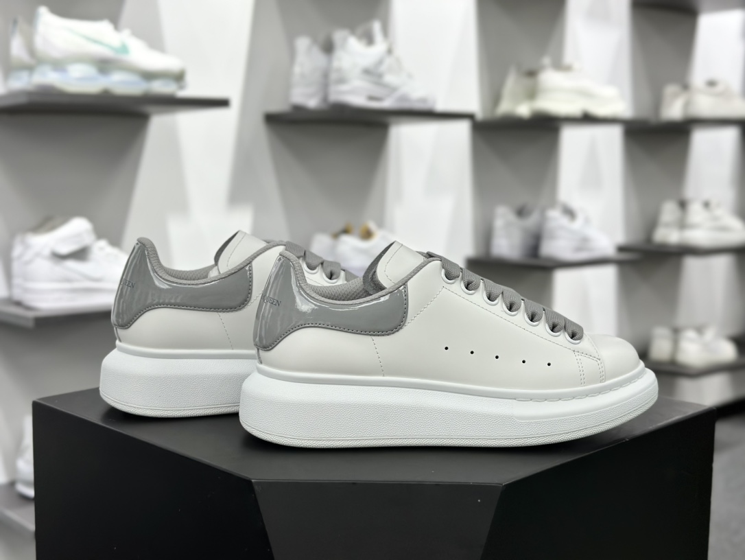 麦昆Alexander McQueen Oversized Sneakers 低帮时装厚底板鞋“皮革白灰漆皮尾”553770 WHGP7 9414