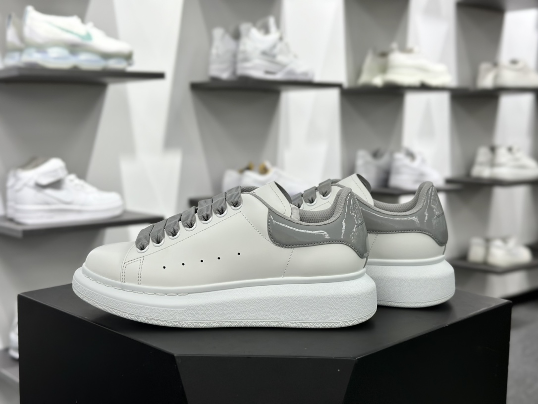 麦昆Alexander McQueen Oversized Sneakers 低帮时装厚底板鞋“皮革白灰漆皮尾”553770 WHGP7 9414