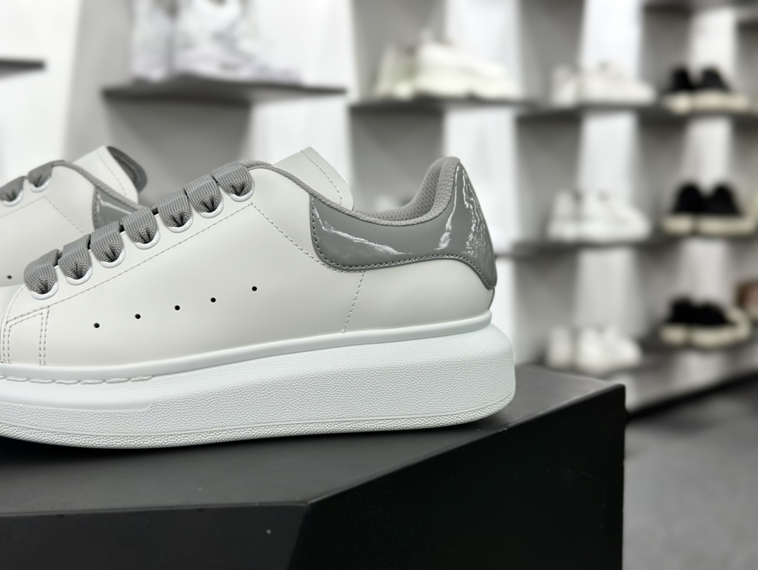 麦昆Alexander McQueen Oversized Sneakers 低帮时装厚底板鞋“皮革白灰漆皮尾”553770 WHGP7 9414