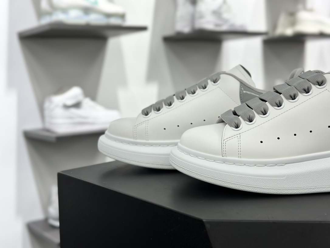 麦昆Alexander McQueen Oversized Sneakers 低帮时装厚底板鞋“皮革白灰漆皮尾”553770 WHGP7 9414