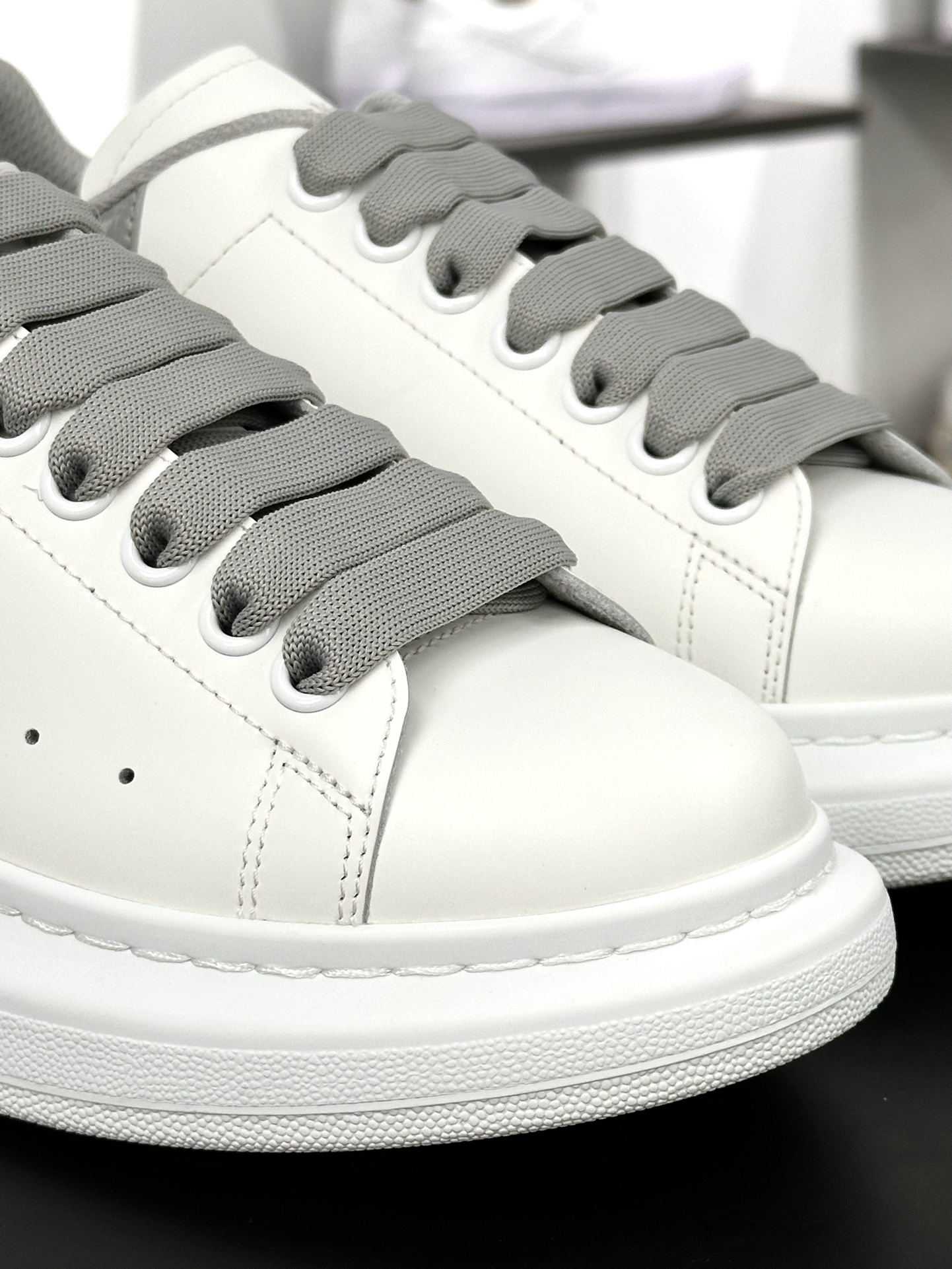 麦昆Alexander McQueen Oversized Sneakers 低帮时装厚底板鞋“皮革白灰漆皮尾”553770 WHGP7 9414