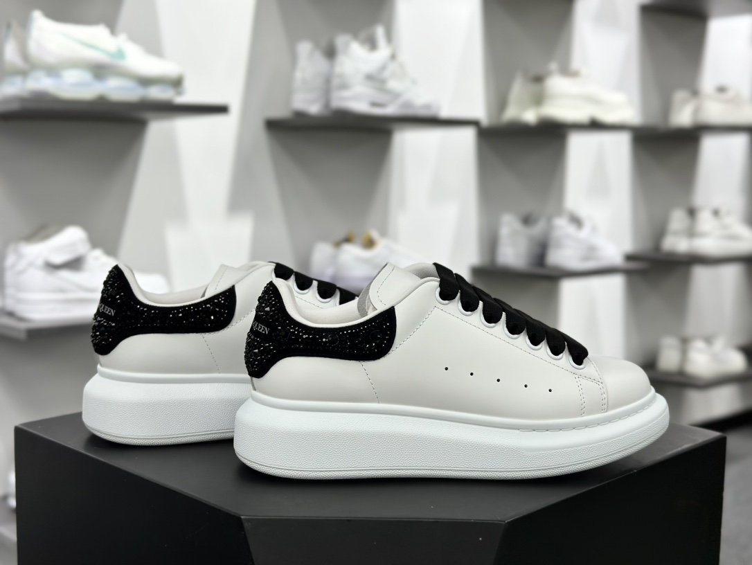 麦昆Alexander McQueen Oversized Sneakers 低帮时装厚底休闲运动小白板鞋“皮革白黑水晶贴钻尾”666407 WIA4Z 9581