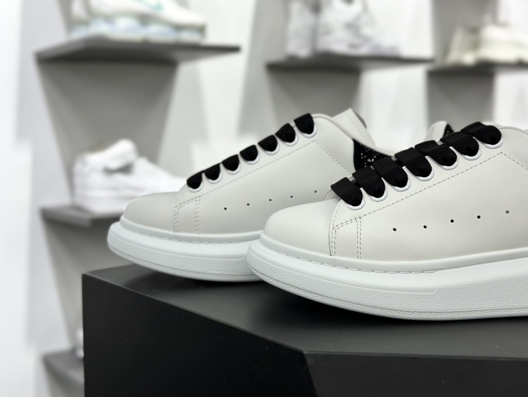 麦昆Alexander McQueen Oversized Sneakers 低帮时装厚底休闲运动小白板鞋“皮革白黑水晶贴钻尾”666407 WIA4Z 9581