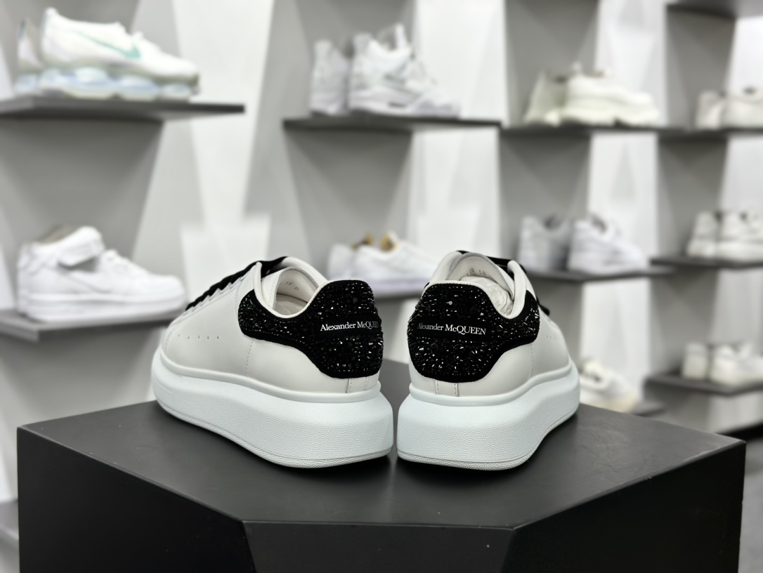 麦昆Alexander McQueen Oversized Sneakers 低帮时装厚底休闲运动小白板鞋“皮革白黑水晶贴钻尾”666407 WIA4Z 9581