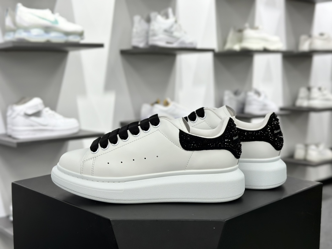 麦昆Alexander McQueen Oversized Sneakers 低帮时装厚底休闲运动小白板鞋“皮革白黑水晶贴钻尾”666407 WIA4Z 9581