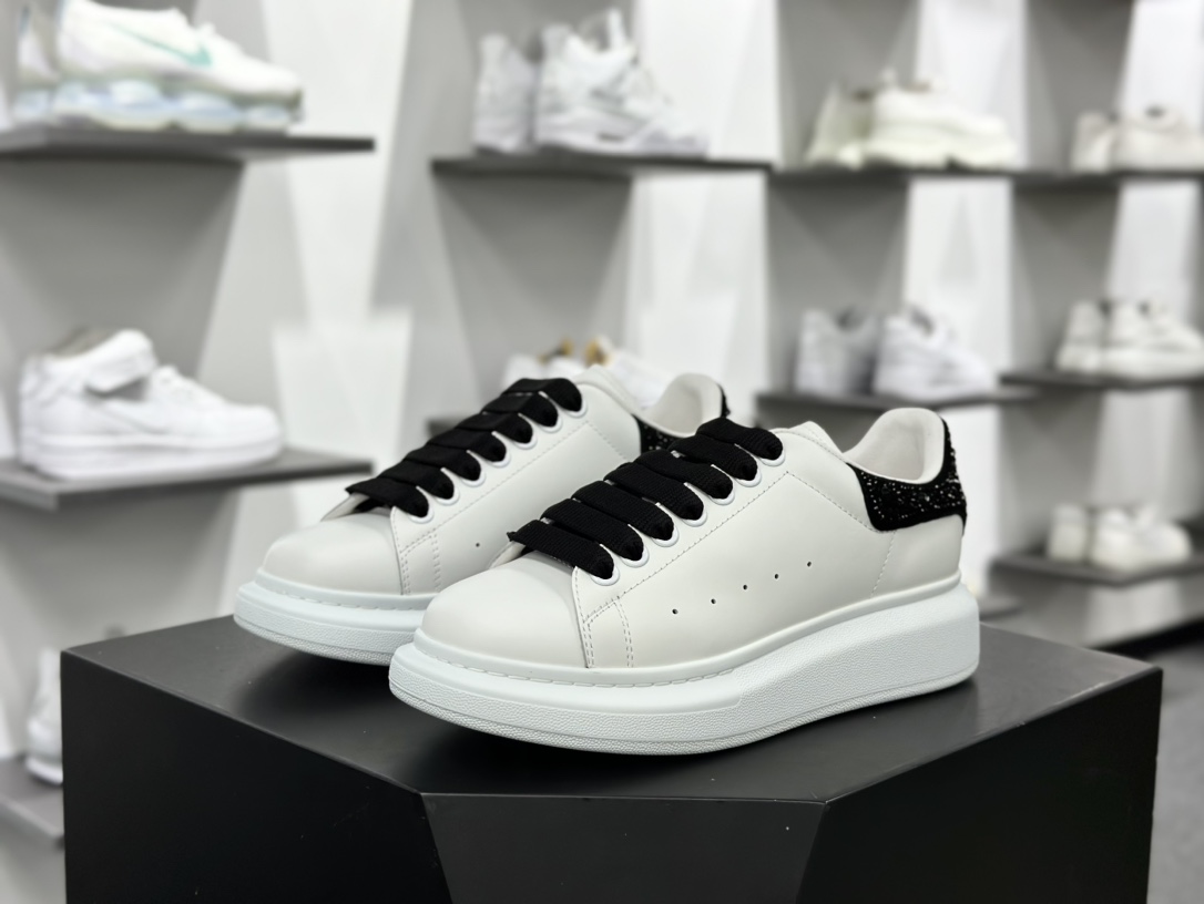 麦昆Alexander McQueen Oversized Sneakers 低帮时装厚底休闲运动小白板鞋“皮革白黑水晶贴钻尾”666407 WIA4Z 9581