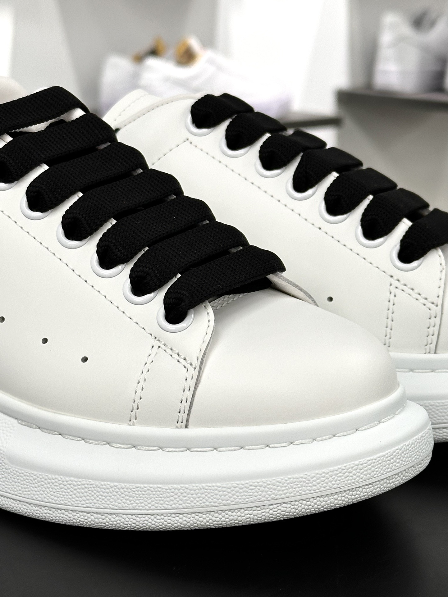 麦昆Alexander McQueen Oversized Sneakers 低帮时装厚底休闲运动小白板鞋“皮革白黑水晶贴钻尾”666407 WIA4Z 9581