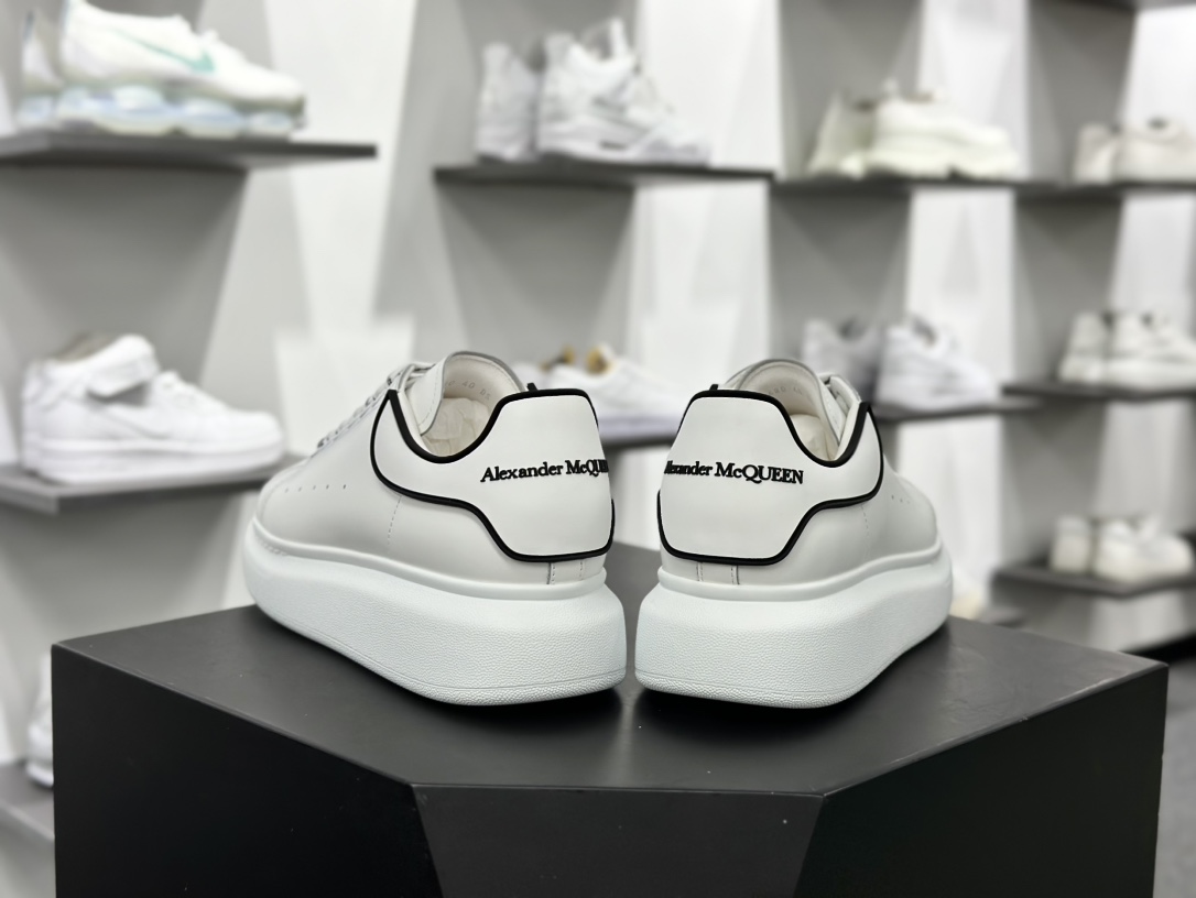 麦昆Alexander McQueen Oversized Sneakers 低帮时装厚底休闲运动小白板鞋“皮革白黑白RB胶片尾”553770WHGP790 9062