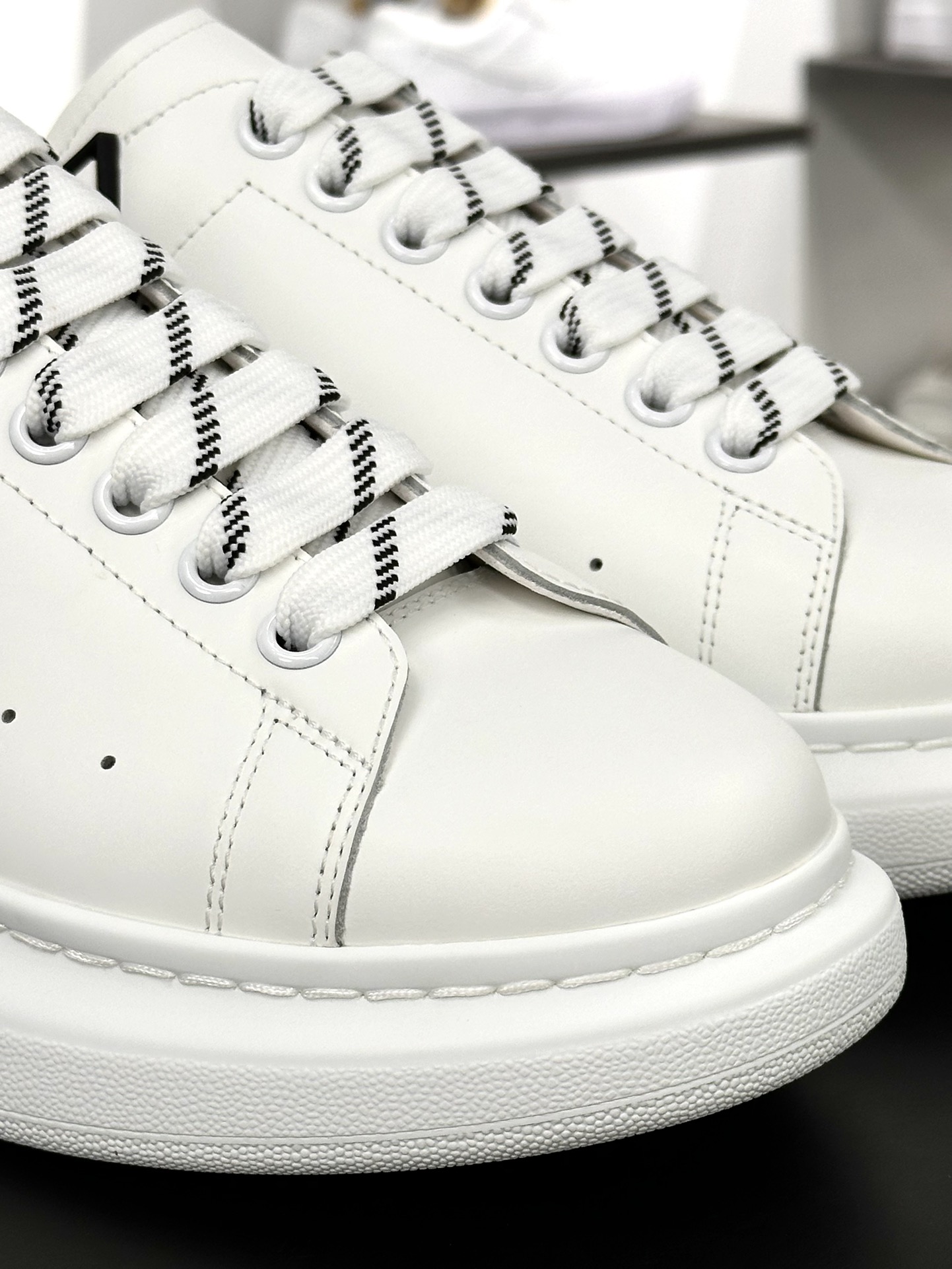 麦昆Alexander McQueen Oversized Sneakers 低帮时装厚底休闲运动小白板鞋“皮革白黑白RB胶片尾”553770WHGP790 9062