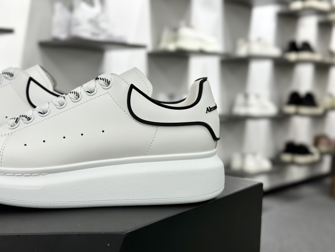 麦昆Alexander McQueen Oversized Sneakers 低帮时装厚底休闲运动小白板鞋“皮革白黑白RB胶片尾”553770WHGP790 9062