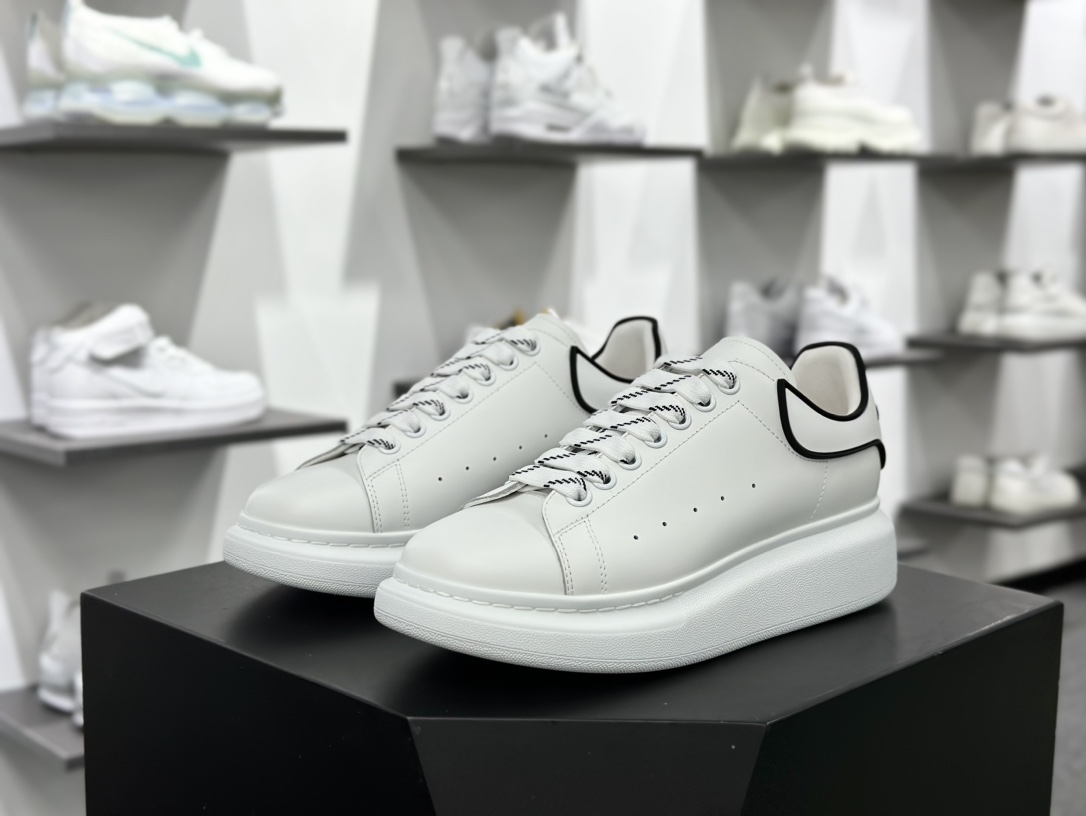 麦昆Alexander McQueen Oversized Sneakers 低帮时装厚底休闲运动小白板鞋“皮革白黑白RB胶片尾”553770WHGP790 9062