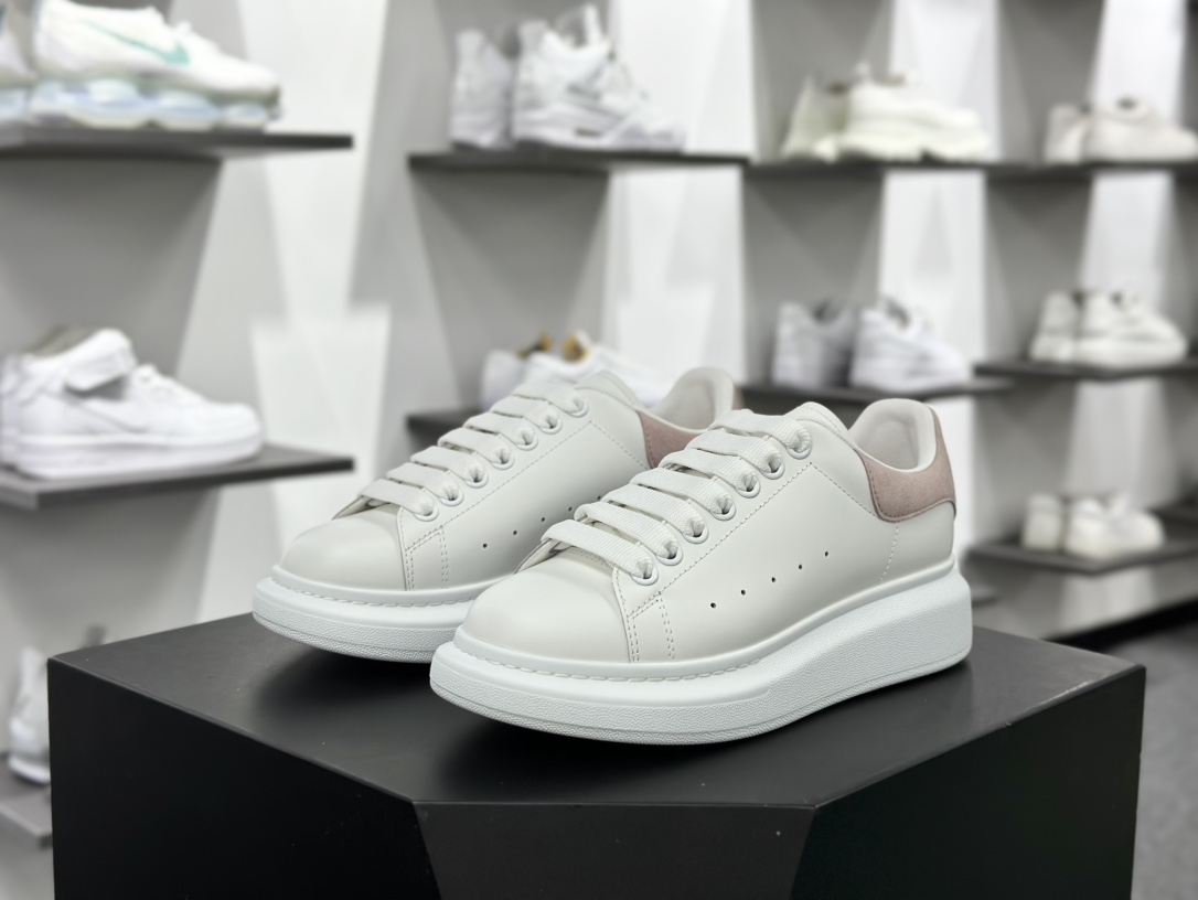 麦昆Alexander McQueen Oversized Sneakers 低帮时装厚底板鞋“皮革白珊瑚粉麂皮尾”462214 WHGP7 9379