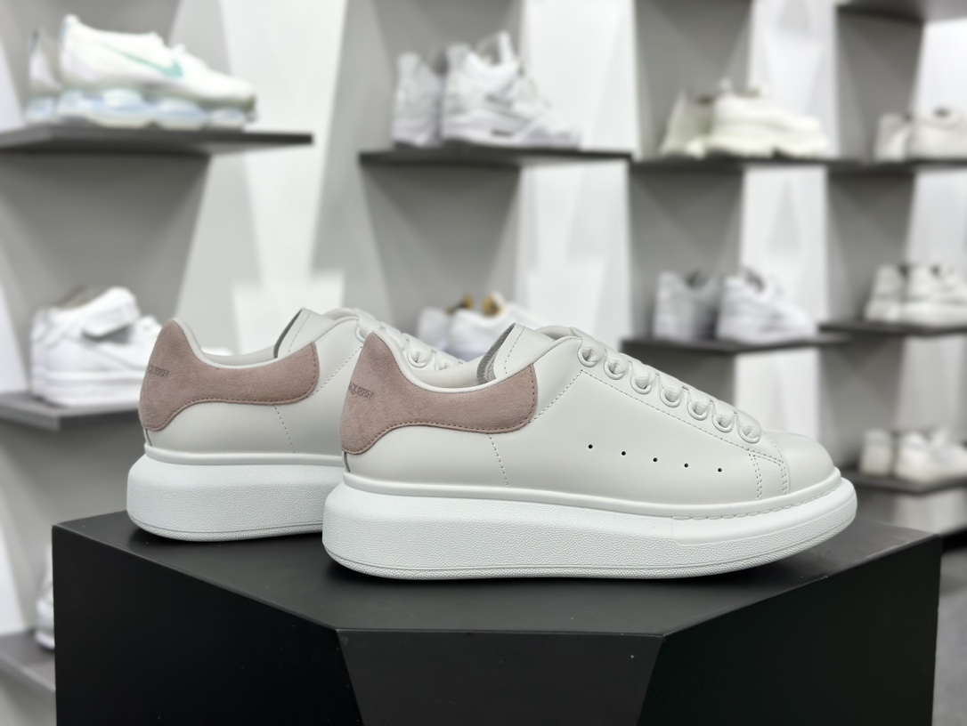 麦昆Alexander McQueen Oversized Sneakers 低帮时装厚底板鞋“皮革白珊瑚粉麂皮尾”462214 WHGP7 9379