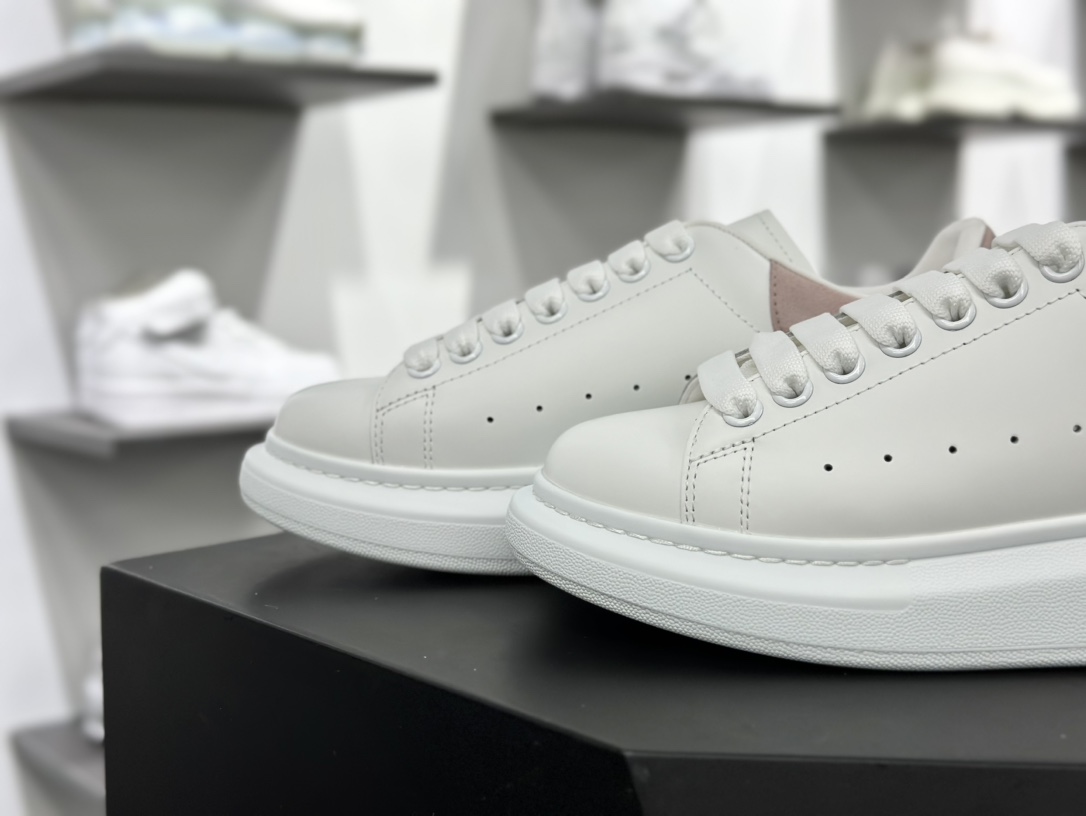 麦昆Alexander McQueen Oversized Sneakers 低帮时装厚底板鞋“皮革白珊瑚粉麂皮尾”462214 WHGP7 9379