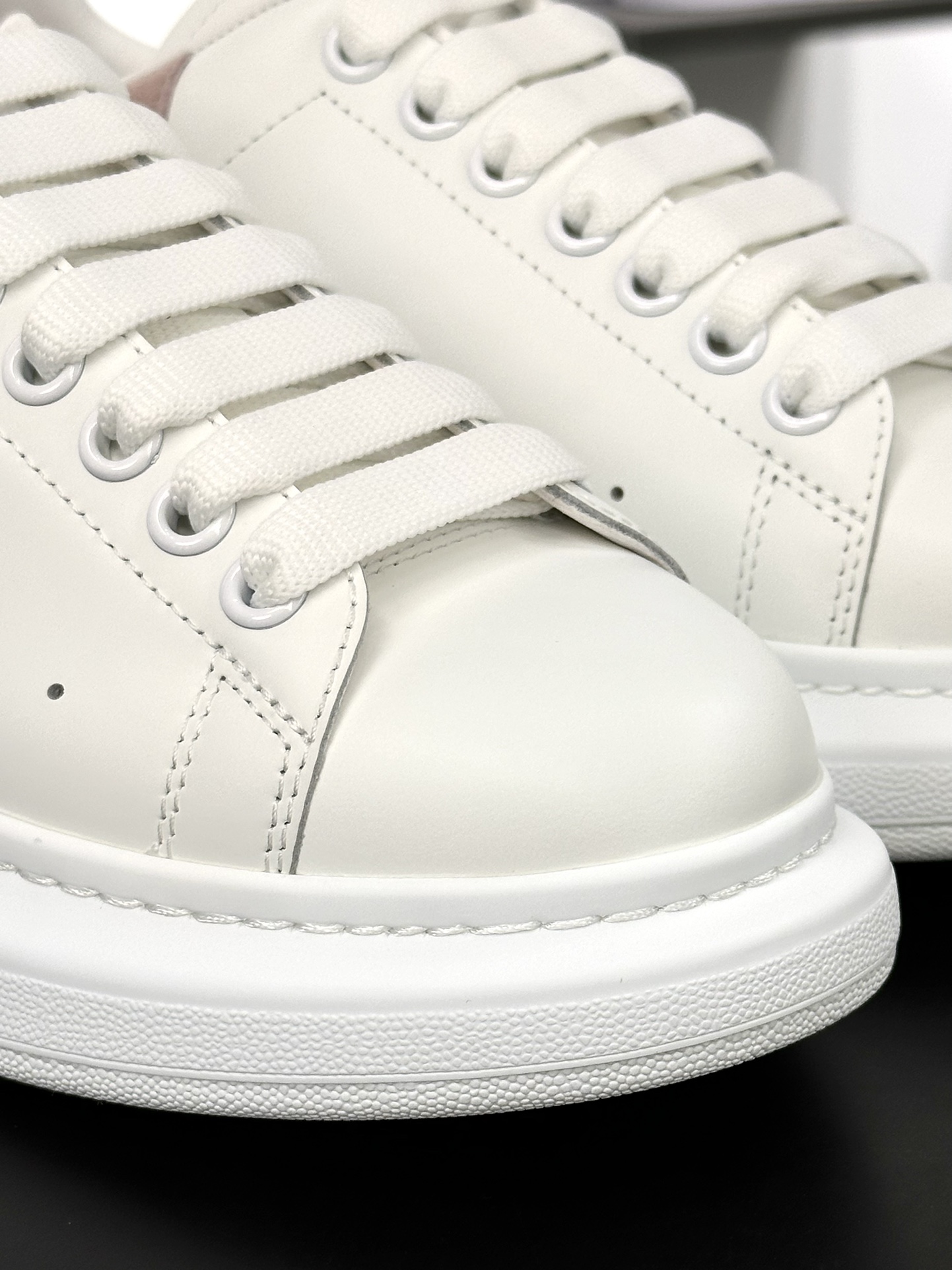 麦昆Alexander McQueen Oversized Sneakers 低帮时装厚底板鞋“皮革白珊瑚粉麂皮尾”462214 WHGP7 9379