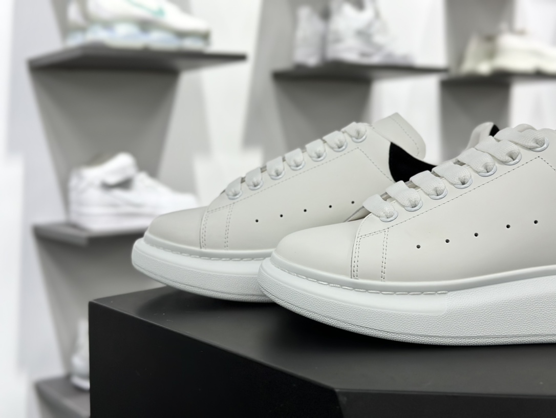 麦昆Alexander McQueen Oversized Sneakers 低帮时装厚底休闲运动小白板鞋“白黑麂皮尾金LOGO”