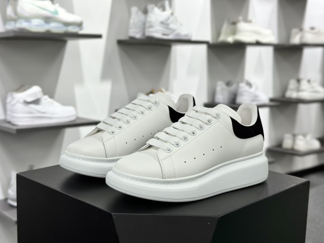 麦昆Alexander McQueen Oversized Sneakers 低帮时装厚底休闲运动小白板鞋“白黑麂皮尾金LOGO”