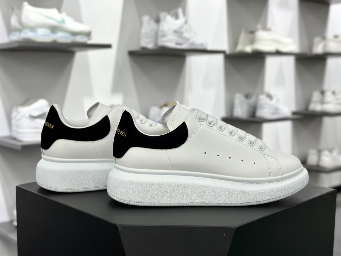 麦昆Alexander McQueen Oversized Sneakers 低帮时装厚底休闲运动小白板鞋“白黑麂皮尾金LOGO”