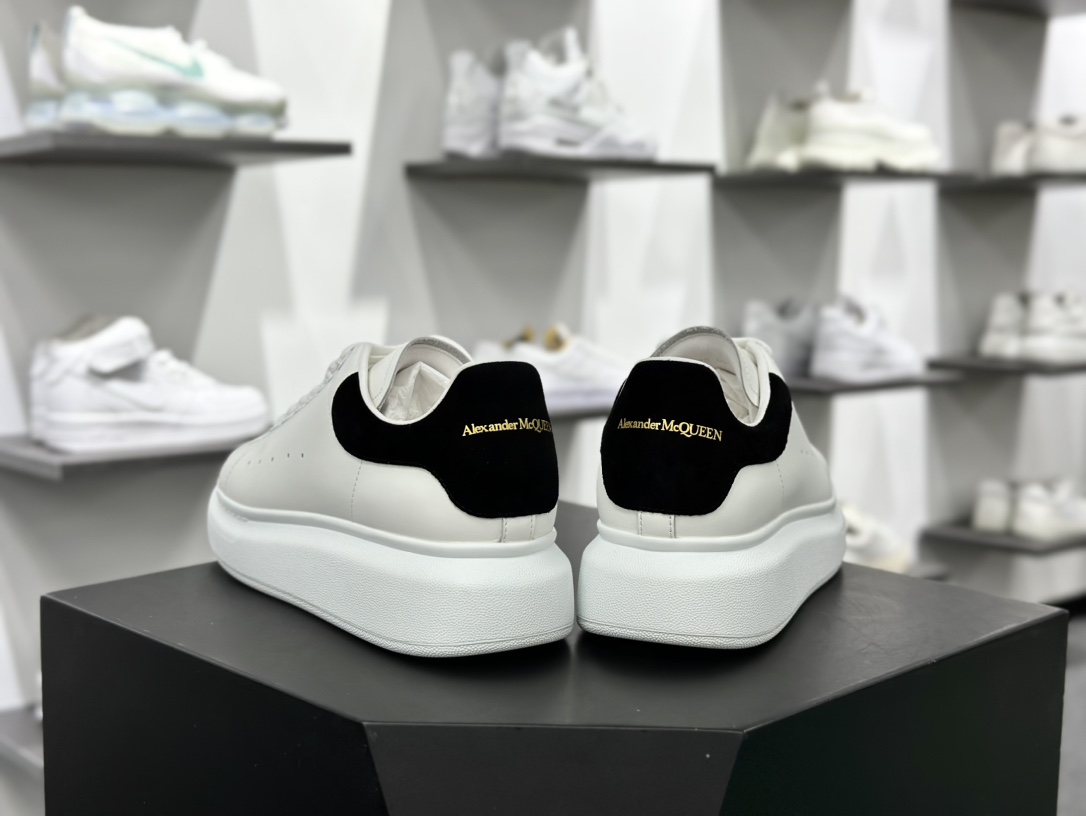 麦昆Alexander McQueen Oversized Sneakers 低帮时装厚底休闲运动小白板鞋“白黑麂皮尾金LOGO”