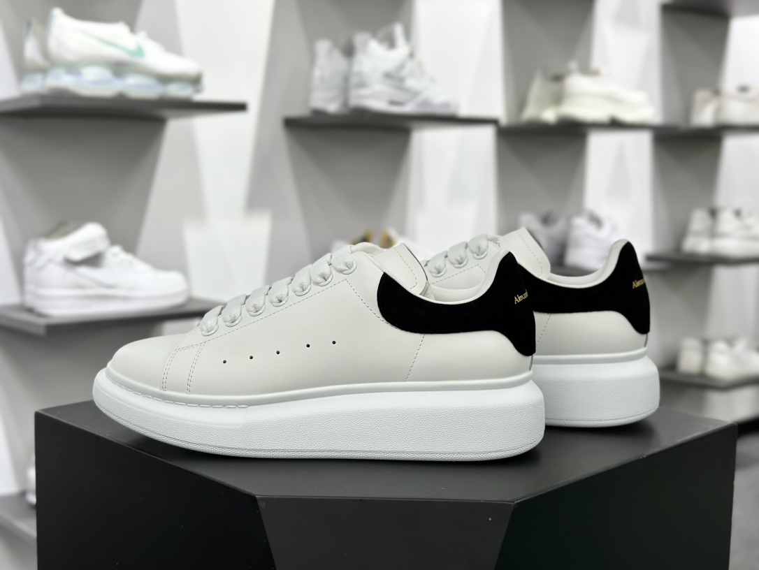 麦昆Alexander McQueen Oversized Sneakers 低帮时装厚底休闲运动小白板鞋“白黑麂皮尾金LOGO”