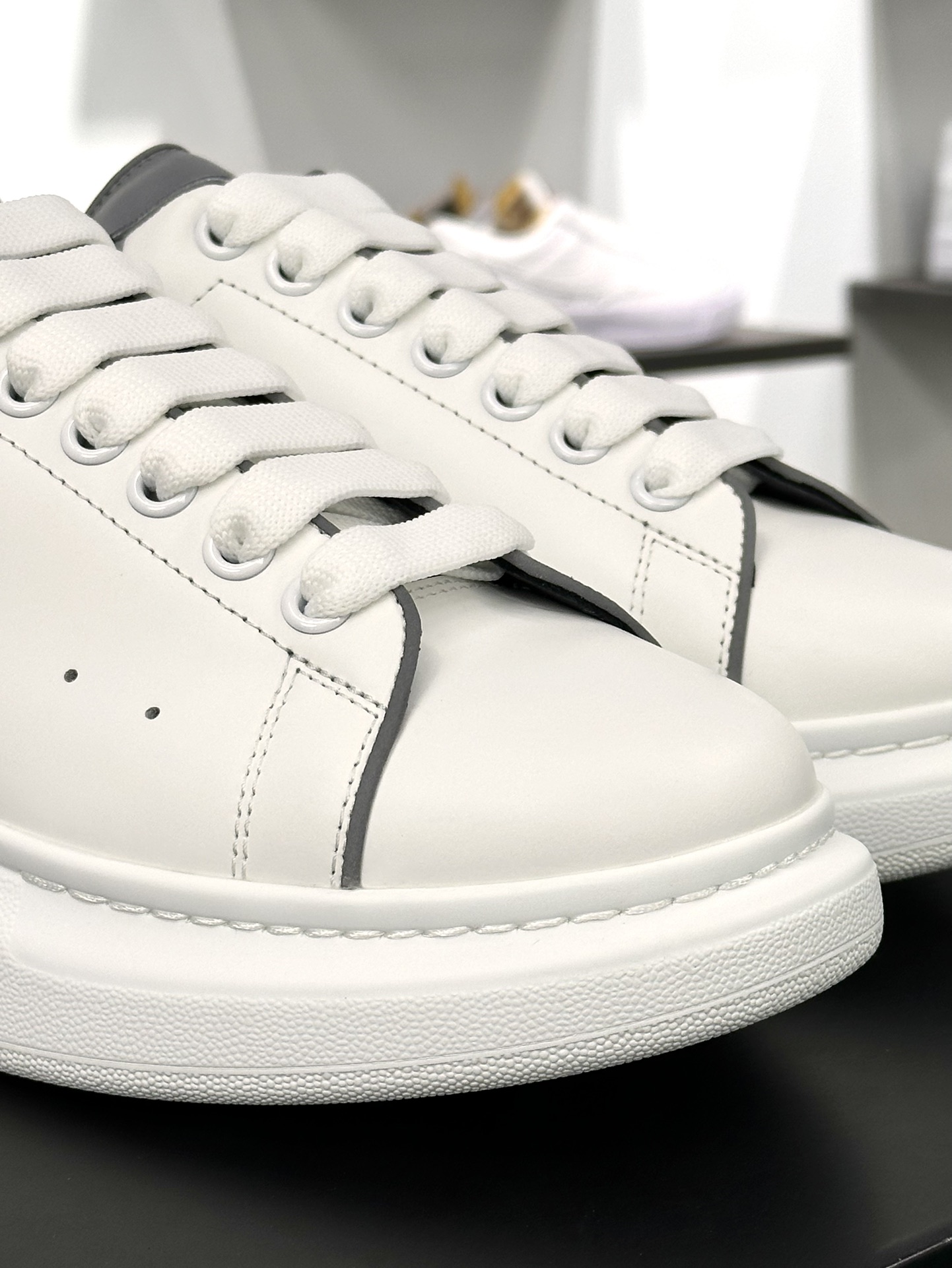 麦昆Alexander McQueen Oversized Sneakers 低帮时装板鞋“皮革白银3M反光边”462214 WHGP7 9384