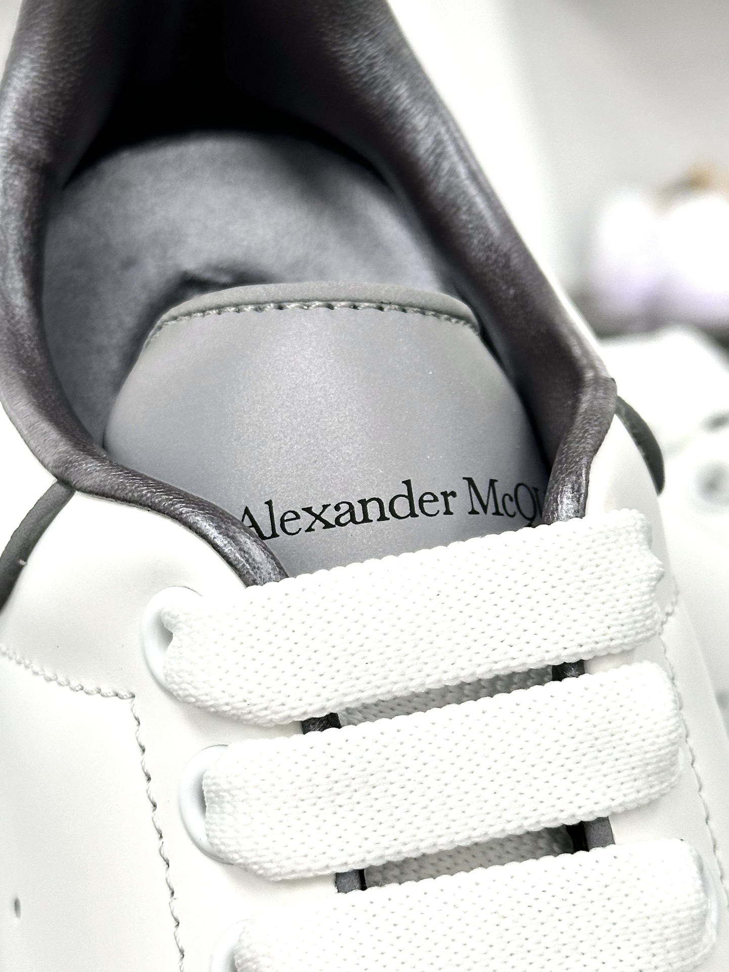 麦昆Alexander McQueen Oversized Sneakers 低帮时装板鞋“皮革白银3M反光边”462214 WHGP7 9384