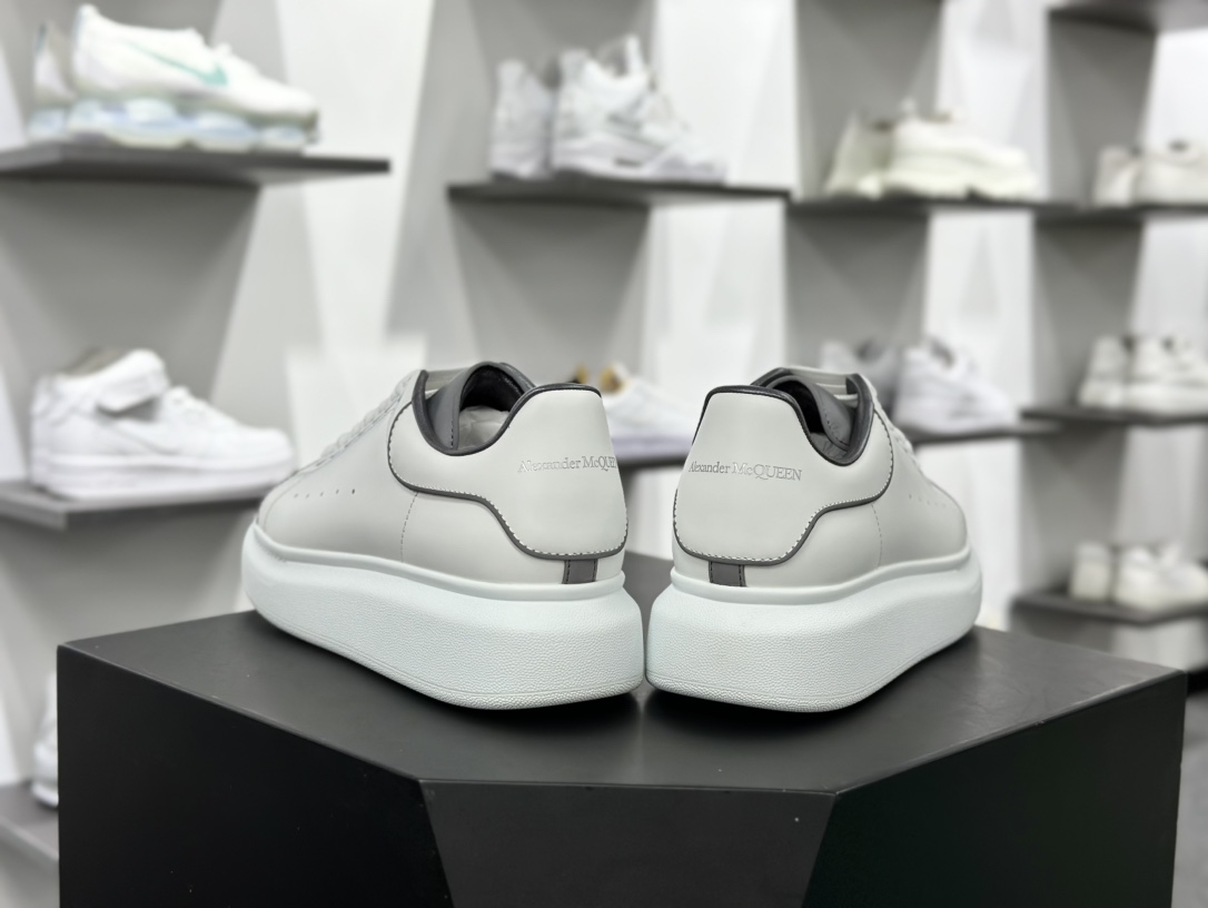 麦昆Alexander McQueen Oversized Sneakers 低帮时装板鞋“皮革白银3M反光边”462214 WHGP7 9384