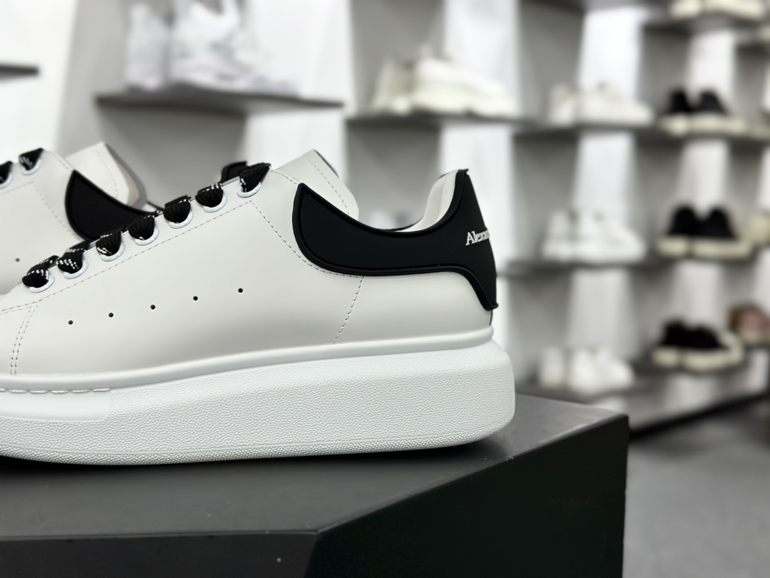 麦昆Alexander McQueen Oversized Sneakers 低帮时装厚底休闲运动小白板鞋“皮革白黑RB胶片尾”553770 WHGP790 9061