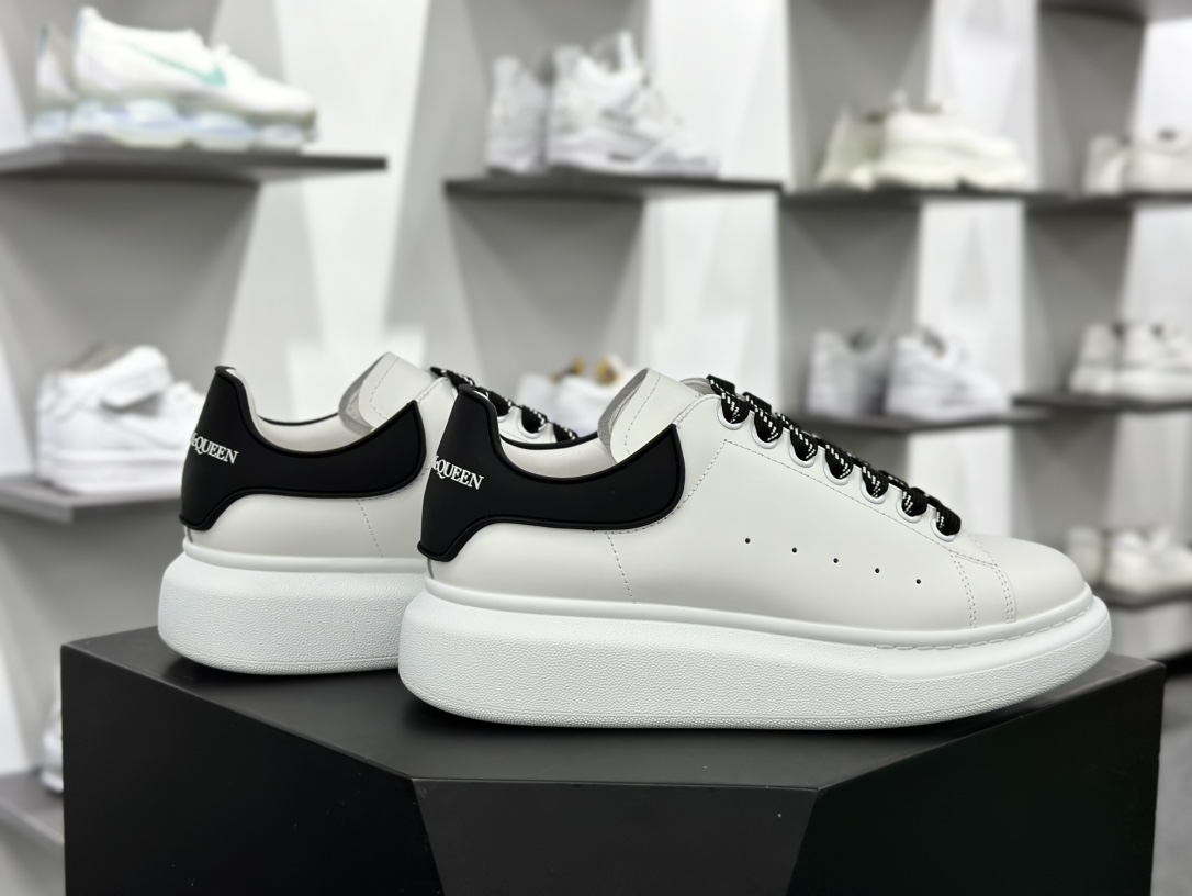 麦昆Alexander McQueen Oversized Sneakers 低帮时装厚底休闲运动小白板鞋“皮革白黑RB胶片尾”553770 WHGP790 9061