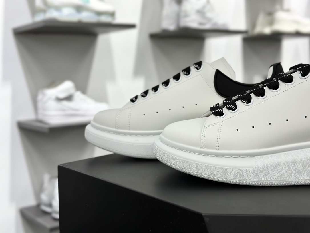 麦昆Alexander McQueen Oversized Sneakers 低帮时装厚底休闲运动小白板鞋“皮革白黑RB胶片尾”553770 WHGP790 9061