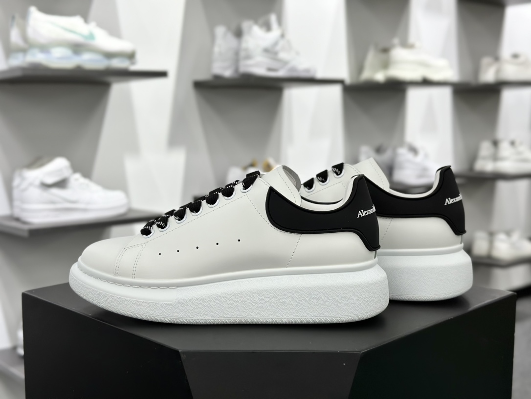 麦昆Alexander McQueen Oversized Sneakers 低帮时装厚底休闲运动小白板鞋“皮革白黑RB胶片尾”553770 WHGP790 9061