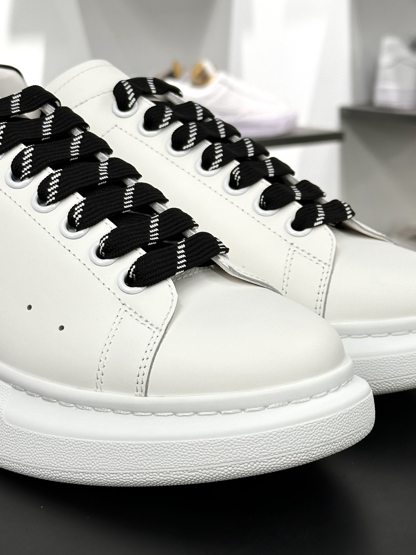 麦昆Alexander McQueen Oversized Sneakers 低帮时装厚底休闲运动小白板鞋“皮革白黑RB胶片尾”553770 WHGP790 9061