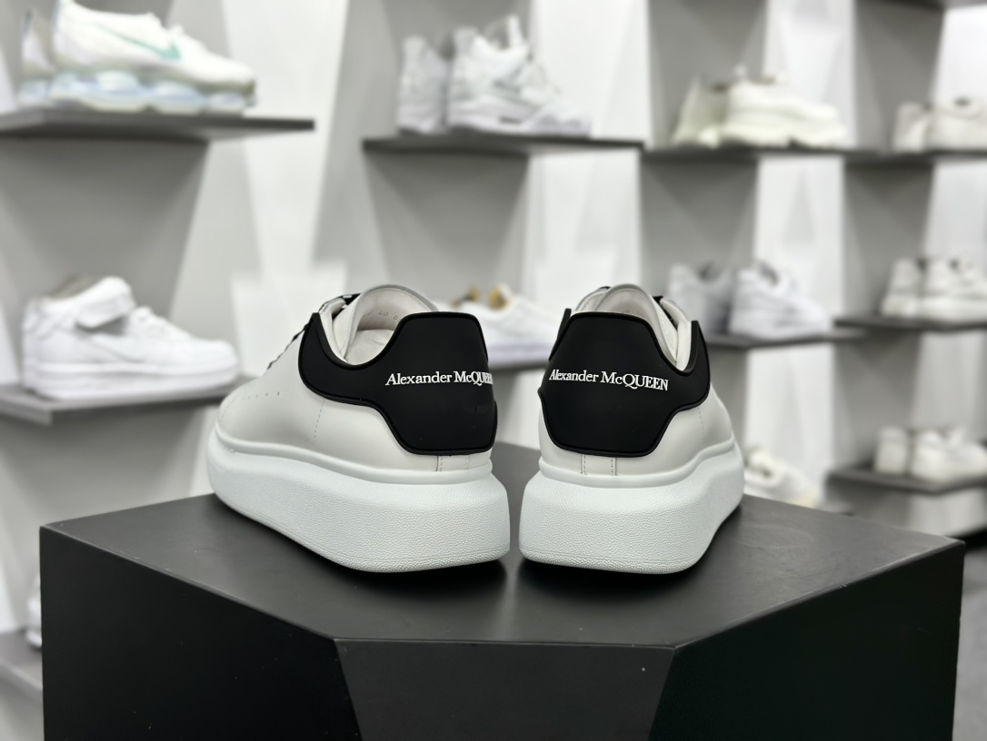 麦昆Alexander McQueen Oversized Sneakers 低帮时装厚底休闲运动小白板鞋“皮革白黑RB胶片尾”553770 WHGP790 9061